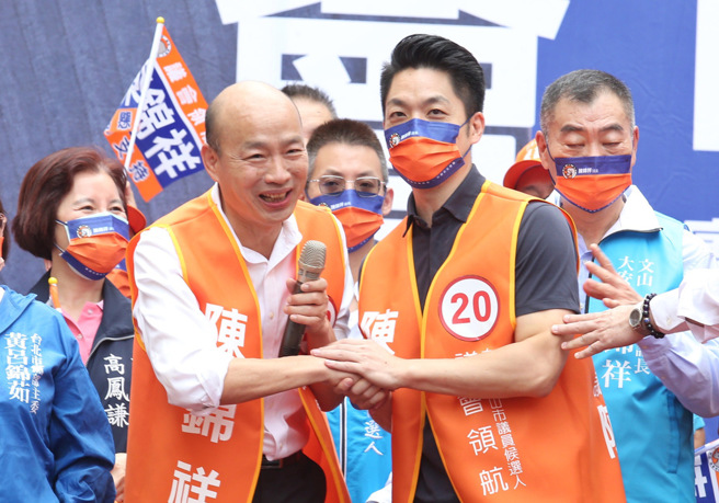 在台北市议长陈锦祥竞选总部成立大会中，前高雄市长韩国瑜（前左）与台北市长候选人蒋万安（前右）合体并握手致意。（中时资料照，姚志平摄）