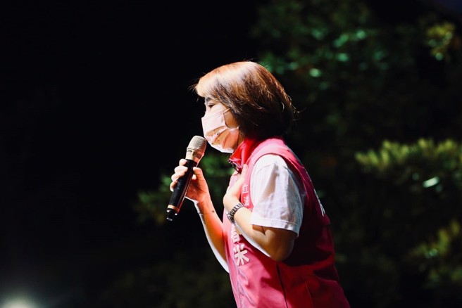 代表民进党参选屏东县长的周春米表示，候选人在政见和政绩互相较劲合理正常，但越过这条线，恐非乡亲所乐见。（翻摄自周春米脸书）