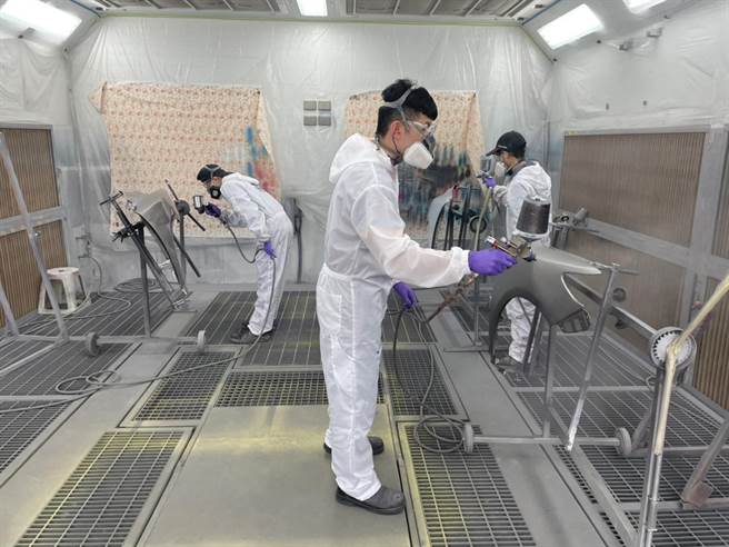 嘉義高工「技術型高級中等學校汽車技術教學中心」水性塗料烤漆房，訓練車輛塗裝國手。（教育部提供／林志成台北傳真）