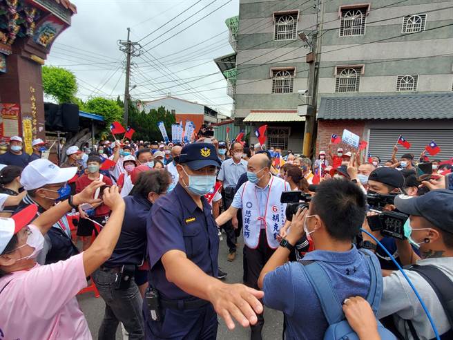韩国瑜今天上午为斗六市民代表会主席胡克勤助选，他抵达时，支持者夹道迎接。（周丽兰摄）
