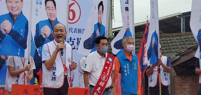 韩国瑜为胡克勤助讲时打趣说，全世界最可怕的眼光是两个美女对看，全世界最温暖的眼光是他和胡克勤两个老乡互看着对方。（周丽兰摄）