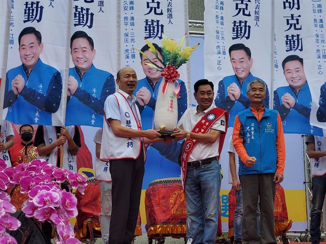 韩国瑜致赠好彩头给胡克勤。（周丽兰摄）