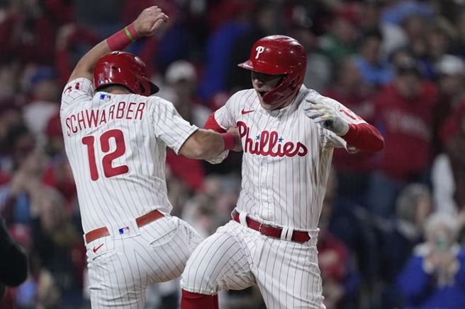 费城人荷斯金斯(右)与队友席瓦伯庆祝全垒打。（美联社）
