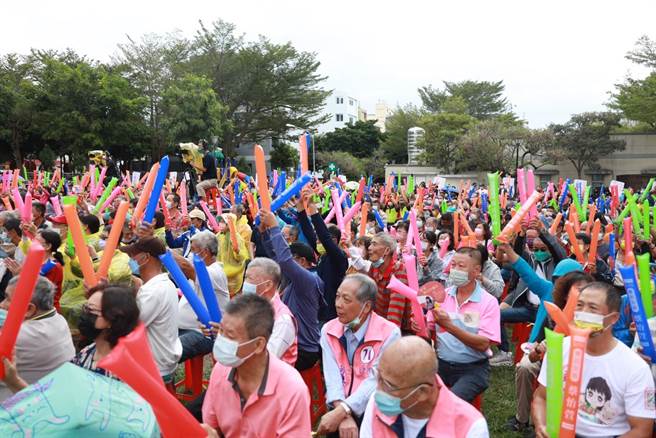 台中市議員無黨籍候選人蔡怡萱23日成立競選總部，現場湧入大批支持者。（盧秀燕競選總部提供）