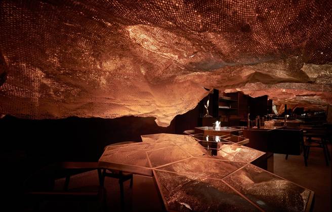 隐身台北大安区的艺属酒吧「Nest by PUN」，主理人Lester以「琥珀蜂巢」为题，从艺术、香气、故事与调酒，以五感体验为灵感出发，打造出独特的品饮体验。(Nest by PUN提供)