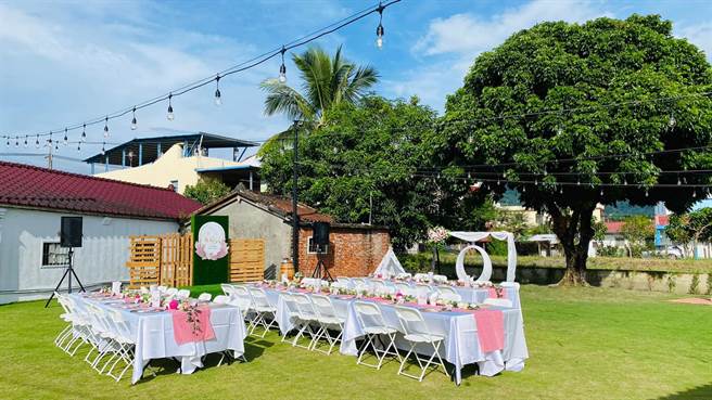 走读赤山社区，号召游客老厝旁享受星空飨宴。(屏县府提供)