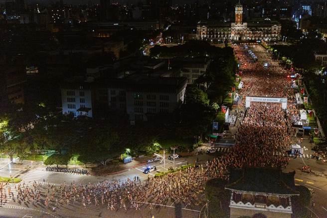 首度升级全马的2022长荣航空城市观光马拉松今天在总统府前盛大开跑，现场超过两万名跑者热情参与。（长荣提供）