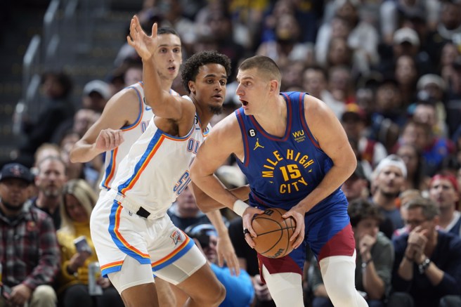 约基奇(右)遭到罗宾生厄尔贴身防守，连忙准备把球传出。(美联社)