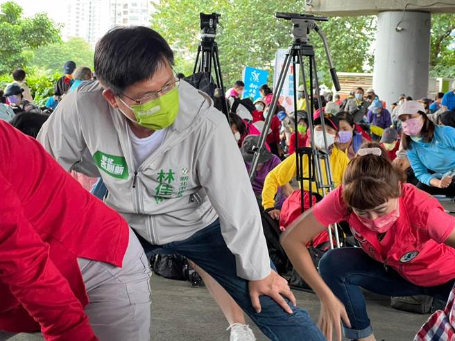林佳龍和市民一同熱身。（李奇叡攝）