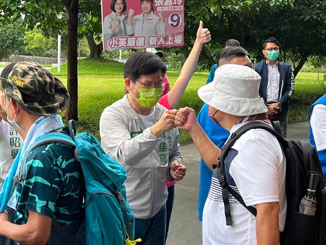林佳龍和運動民眾互動。（李奇叡攝）