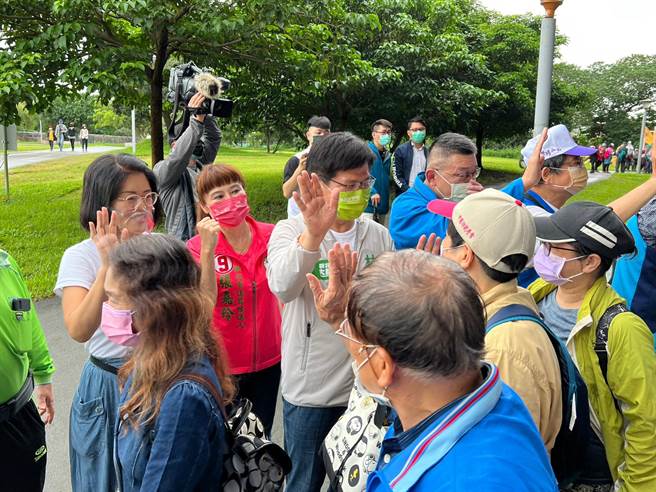 藍綠分成兩邊，站在一起和市民打招呼，氣氛十分融洽。（李奇叡攝）