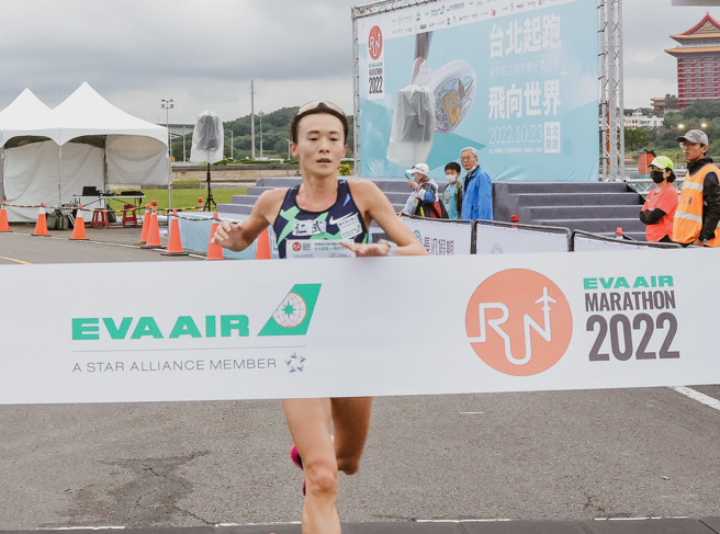 2022长荣航空城市观光马拉松10公里女子组冠军谢千鹤。（大会提供）