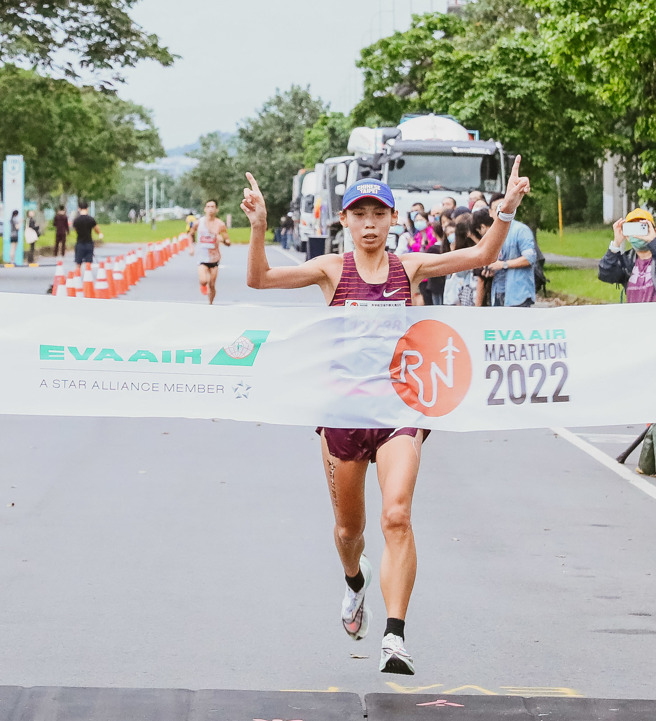 2022长荣航空城市观光马拉松半程马拉松女子组冠军曹纯玉。（大会提供）