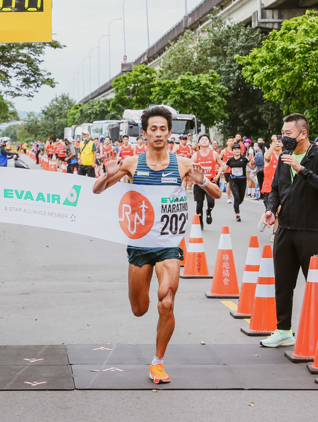 2022长荣航空城市观光马拉松全程马拉松男子组冠军周庭印。（大会提供）