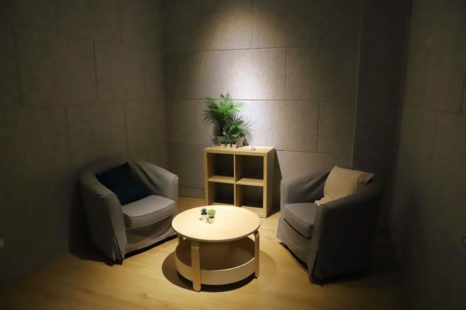 云林县府社会处的岁月聊天室据点日前完工启用，这间是「秘密谘商室」。（云林县政府提供）