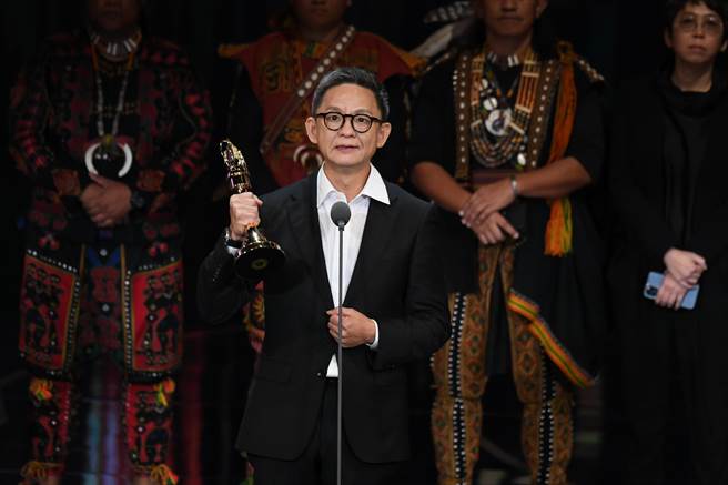 《斯卡羅》奪下戲劇節目獎，導演曹瑞原領獎致謝。（三立提供）