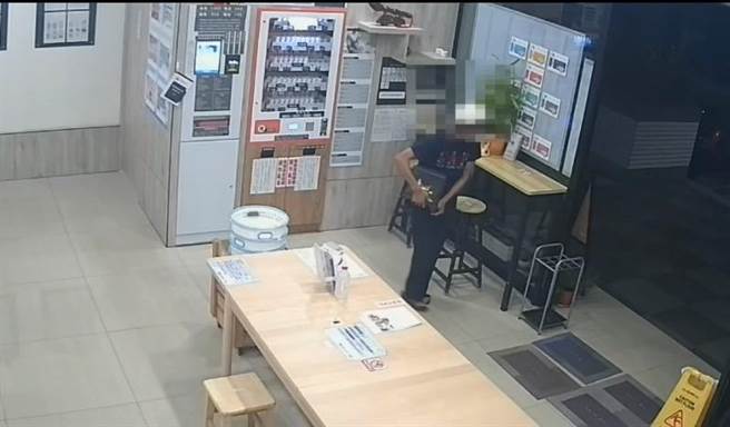 1岁的王姓男子因缺钱花用，偷取洗衣机店老板求的紫南宫「祈福金鸡」。（高市凤山分局提供／杨舒婷高雄传真）