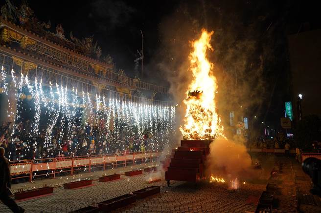 台北宗教盛事「大龙峒保安宫保生大帝圣诞庆典」获登录为无形文化资产。图为放火狮。（台北市文化局提供／张立勋台北传真）