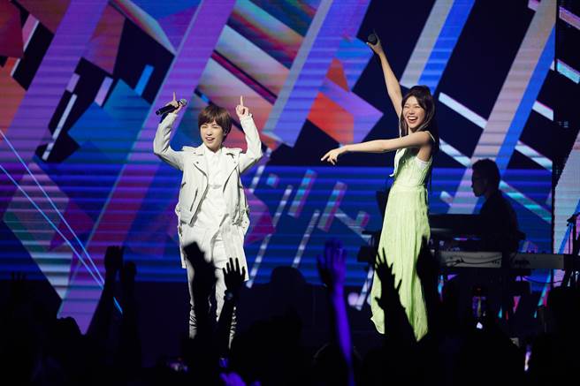 蔡恩雨（右）与魏嘉莹同台合作。（华纳音乐提供）