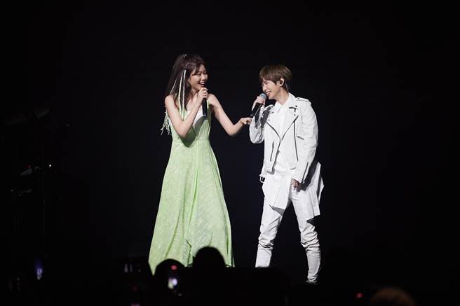 蔡恩雨（左）与魏嘉莹同台合作。（华纳音乐提供）