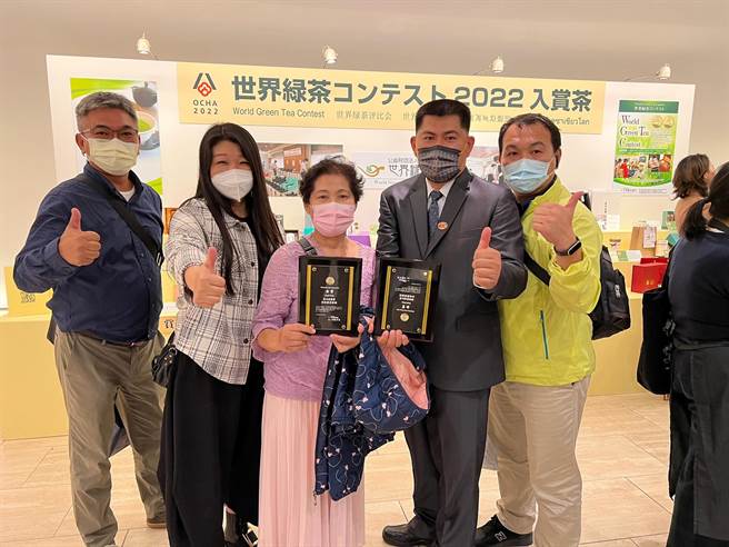 花莲富里六十石山茶农林俊杰（右二）以「绿蜒蜜香红茶」及「秀玉金萱茶」，在2022年日本世界绿茶大赛仅9名金赏奖中勇夺2席，本月22日在富里乡农会总干事张素华（左二）的陪同下，远赴日本领奖。（富里乡农会提供／罗亦晽花莲传真）