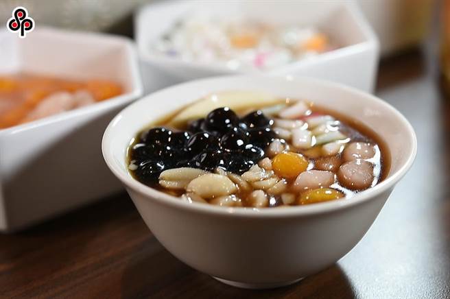 受全球通货膨胀衝击，原物料成本仍居高不下，业者指出，豆浆、豆花原料为黄豆，同业已经全面调涨，加上明年基本工资又要调涨，豆花相关品项预计会涨至少5元来反映成本。（本报系资料照）