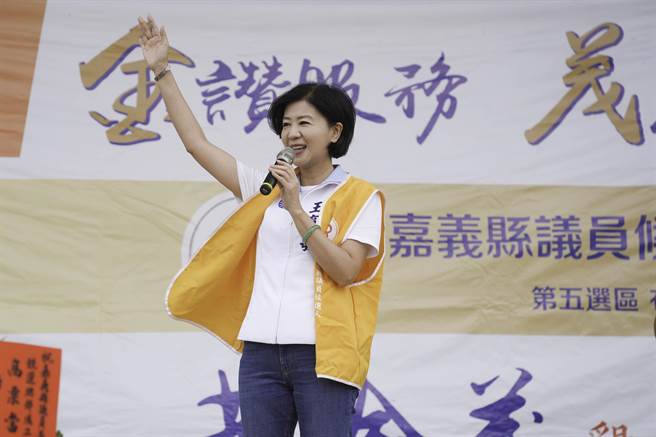国民党嘉义县长候选人王育敏到义竹乡参加第5选区无党籍议员候选人黄金茂的竞选总部成立大会，获选民热情支持。（王育敏竞选团队提供∕吕妍庭嘉义传真）
