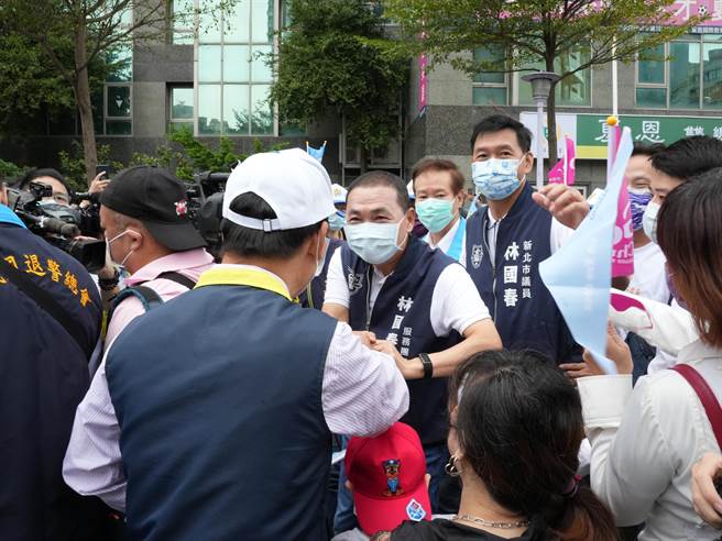 林國春的造勢場合上，新北市長侯友宜率先在早上9時20分許到場。(黃敬文攝)