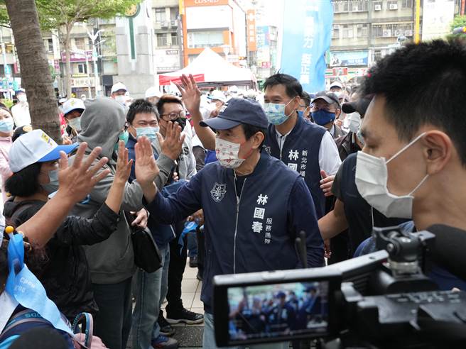 侯友宜的行程結束後，隨即離開趕場，接著前總統馬英九在約早上10時許到場。(黃敬文攝)