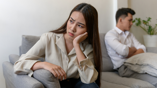 年底前巨蟹座勿贸然与约会对象确认关系，以免情人变小人，一天到晚扯后腿。（示意图／Shutterstock）