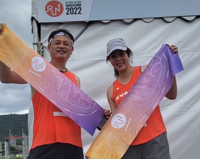 前职棒好手曹竣崵（左）和前女篮国手老婆傅姿伶（右）参加2022长荣航空城市观光马拉松21K。（曹竣崵提供）