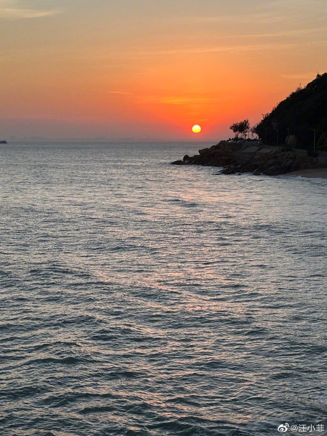 汪小菲PO出一张夕阳美照，荒岛生活似乎还挺惬意的。(图/汪小菲 微博)