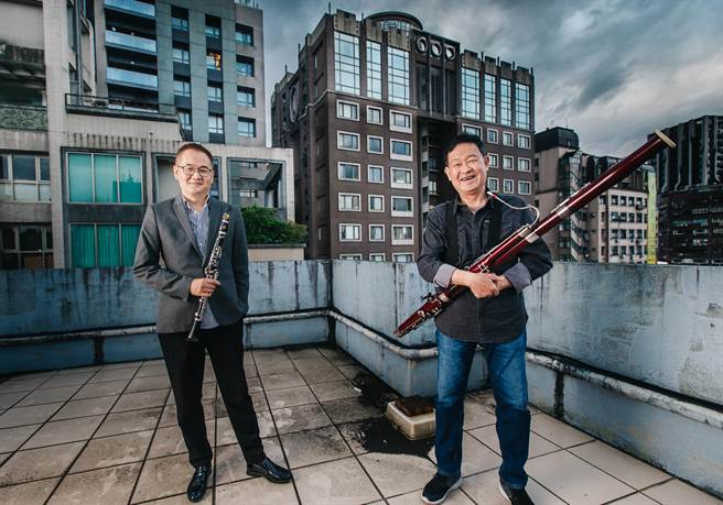 综横乐坛数十年，台北市立交响乐团前低音管首席徐家驹（右）、前单簧管首席陈威棱（左），两人是音乐好伙伴，曾是同事也曾组室内乐团，在退休后仍马不停蹄，持续演奏、推广和教学。（郭吉铨摄）