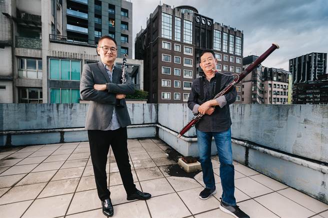 台北市立交响乐团前低音管首席徐家驹（右）、前单簧管首席陈威棱（左）两人乐于当独奏家，也享受与人合作。（郭吉铨摄）