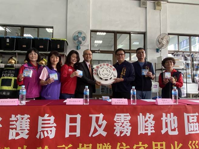 台中市消防局第三大队23日在乌日消防分队举办「蓝毅生诊所捐赠住宅警报器」典礼，乌日在地开业医蓝毅生捐赠住宅用火灾警报器350个给乌日区乌日及溪湳分队分配使用。（冯惠宜摄）