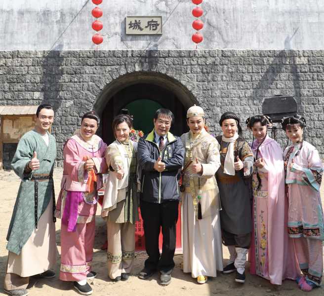 台南市长黄伟哲（左四）与《嘉庆君游台湾》演员们。（图 / 翻摄自黄伟哲脸书）