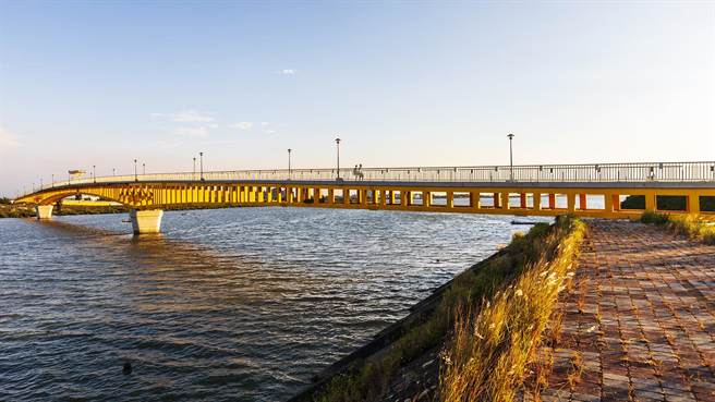 竹北市跨凤水溪水月桥完工通车，金黄色的桥体与阳光相互辉映，亦象徵在地特产黄金乌鱼子的丰收景象。（罗浚滨摄）