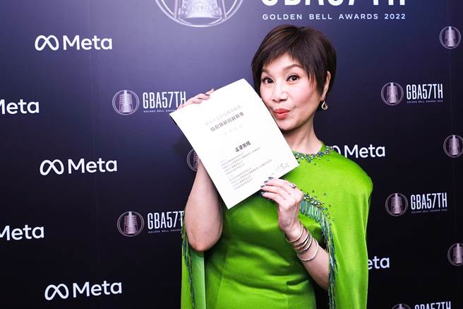 唐美云与揭奖卡片开心合影。（民视提供）