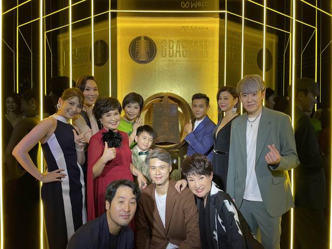 《孟婆客栈》获金钟奖「戏剧节目创新奖」，团队超开心。（民视提供）