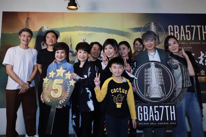 《孟婆客栈》获金钟奖「戏剧节目创新奖」，团队开心庆功。（民视提供）