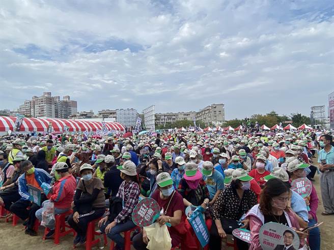 台南市長黃偉哲今天下午2點成立連任勝選總部，支持者擠爆現場。(曹婷婷攝)