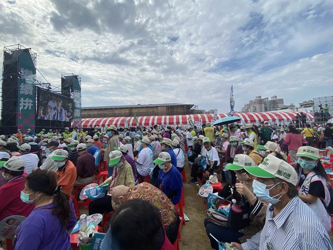 台南市長黃偉哲今天下午2點成立連任勝選總部，支持者擠爆現場。(曹婷婷攝)