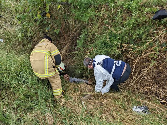 男性伤者被找到时，人卡在边坡土缝圳沟中，一脸痛苦。（嘉义县消防局提供∕ 吕妍庭嘉义传真）