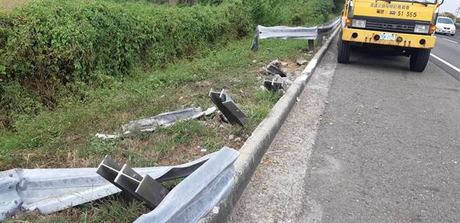 国1南下268公里附近，今中午有辆自小客衝破路边护栏，翻覆在边坡。（嘉义县消防局提供∕ 吕妍庭嘉义传真）