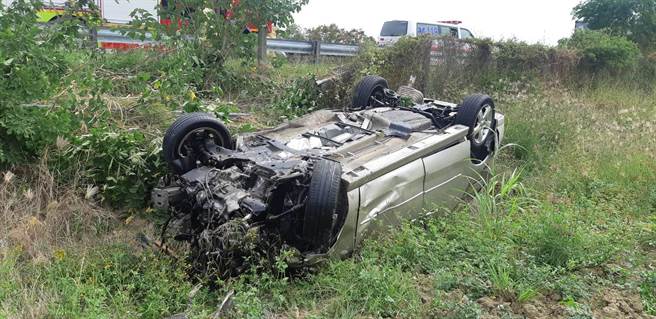 国1南下268公里附近，今中午有辆自小客衝破路边护栏，翻覆在边坡。（嘉义县消防局提供∕ 吕妍庭嘉义传真）