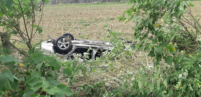 国1南下268公里附近，今中午有辆自小客衝破路边护栏，翻覆在边坡。（嘉义县消防局提供∕ 吕妍庭嘉义传真）