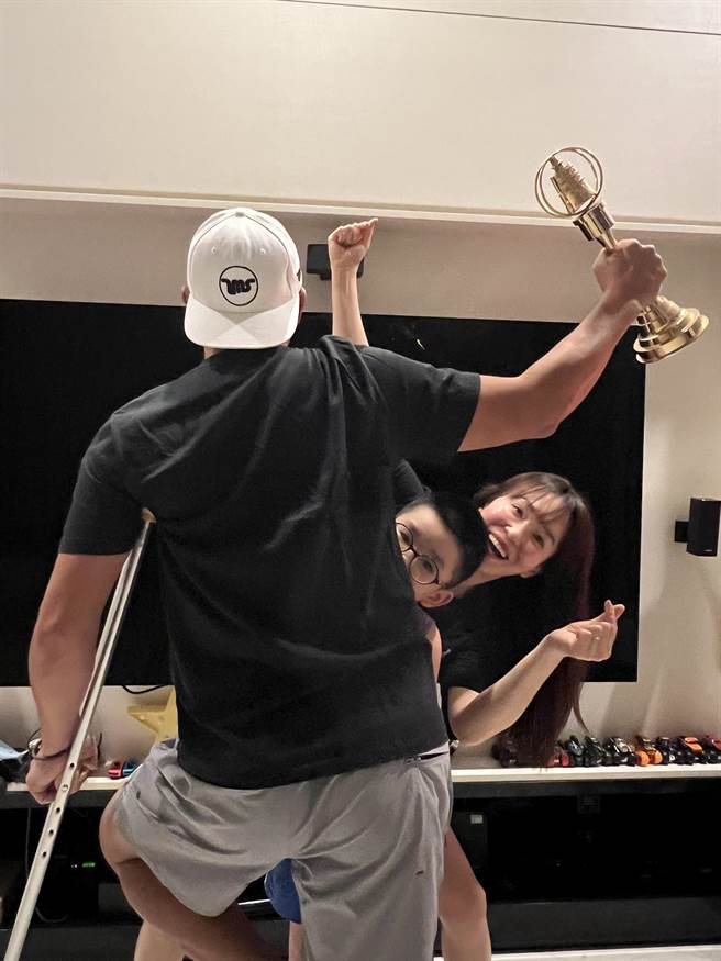 李铭顺夺下戏剧男配角奖，在家开心和老婆儿子合照。（爱奇艺国际站提供）