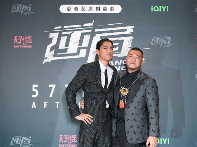 朱轩洋和草爷没能夺奖，仍开心庆功。（爱奇艺国际站提供）