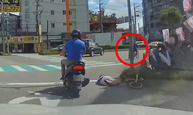 新莊1名婦人日前騎腳踏車在路上，突然遭1名陌生男子從左側猛踹車身，她當場倒地臉部挫傷，眼角冒鮮血，傷勢照與離譜影片曝光。（翻攝自臉書「爆廢公社二館」）