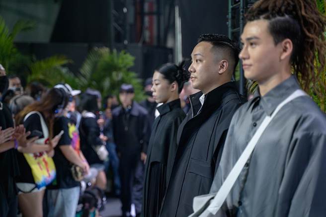 青年局長張以理（右二）表示，透過沉浸式參與的音樂派對，化設計為攻略，將高雄年輕世代的音樂與設計力提升至更上一層。（柯宗緯翻攝）